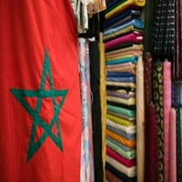 Marokkói zászló, a Souqs Marrakech, Marrakech, Marokkó Poszter Nyomtatás Walter Bibikow