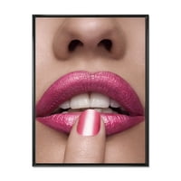 Designart 'rózsaszín nőstény ajkak ujjal a szájon' Modern keretes vászon fali művészet
